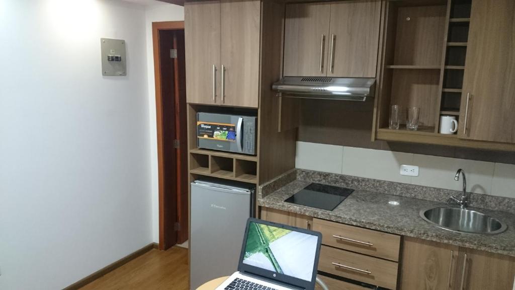 Kuchyň nebo kuchyňský kout v ubytování Hotel + Arte