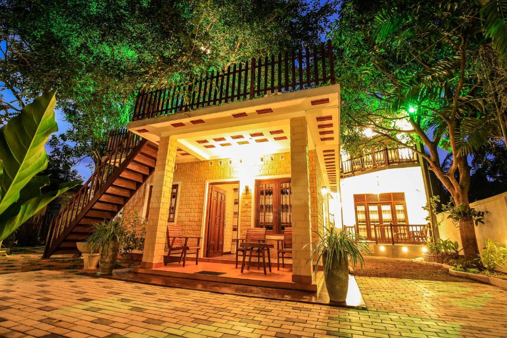 uma pequena casa com um pátio e uma escadaria em Amazing Villa em Matara