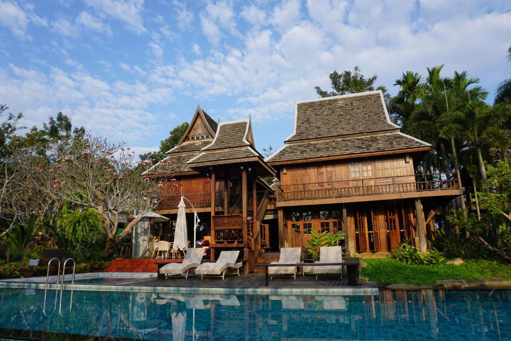 Bazén v ubytování Baansuwanburi - บ้านสุวรรณบุรี nebo v jeho okolí