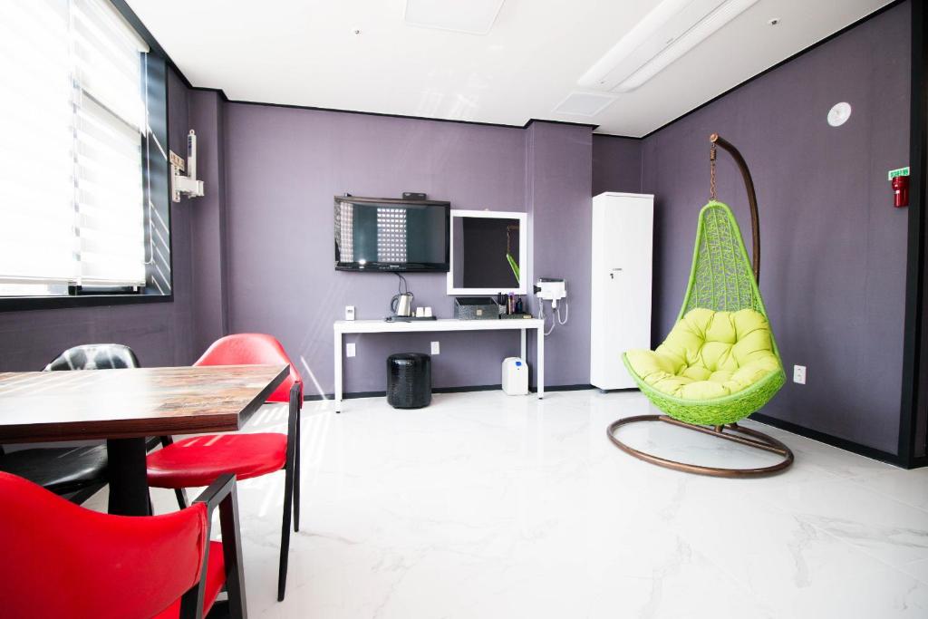 TV a/nebo společenská místnost v ubytování Yeosu Thestay Hostel