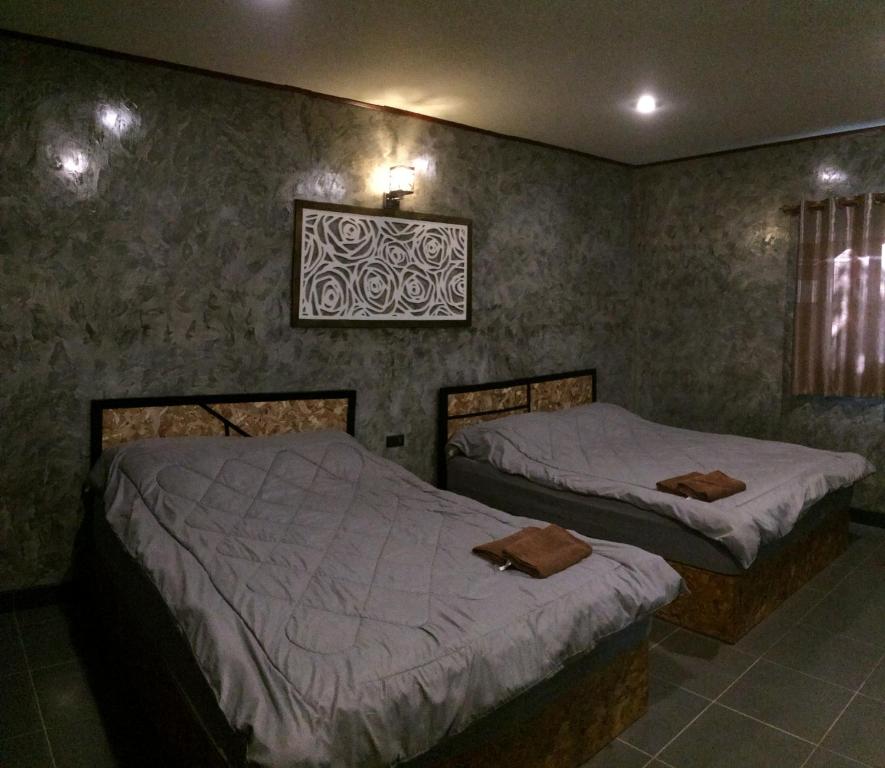 En eller flere senge i et værelse på Happy Resort Bandung