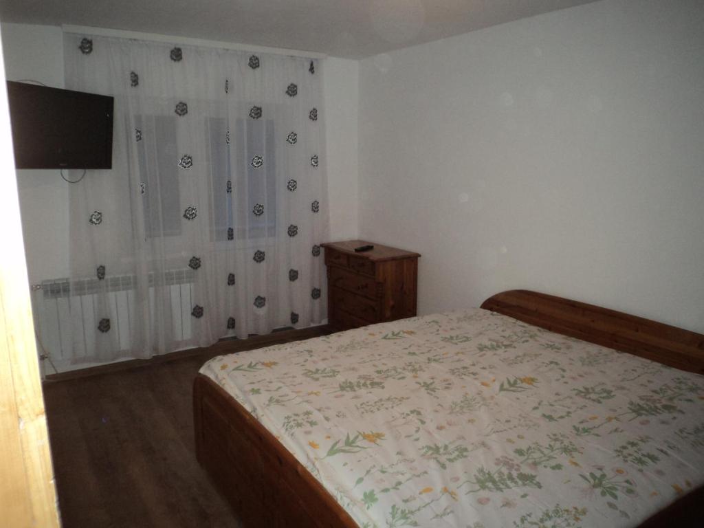 グラ・フモルルイにあるFraMiSoの小さなベッドルーム(ベッド1台、カーテン付)