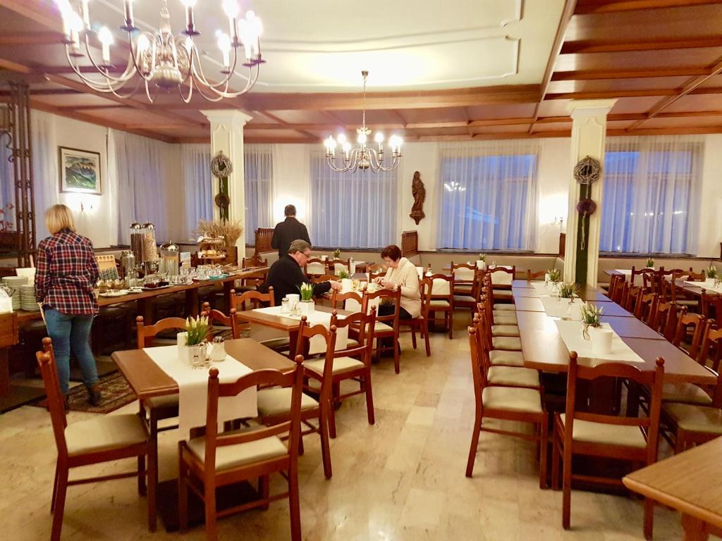 Reštaurácia alebo iné gastronomické zariadenie v ubytovaní HOTEL Jerolitsch