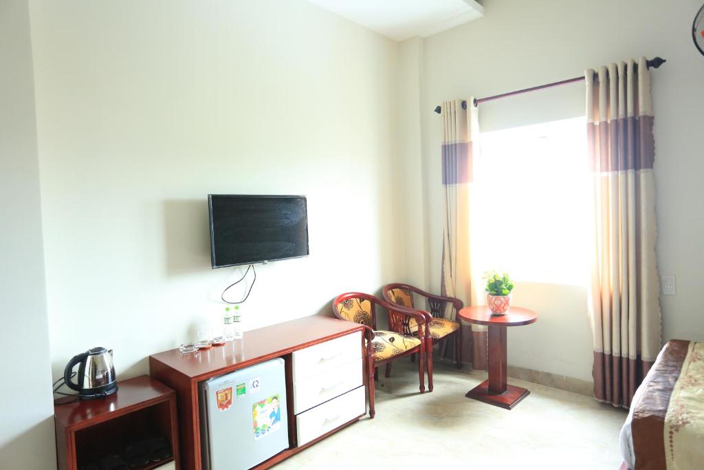 TV a/nebo společenská místnost v ubytování Phuong Linh Hotel