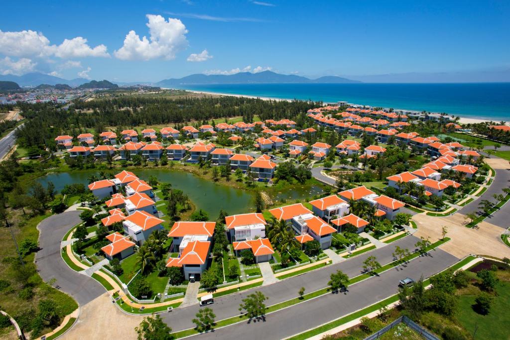 einen Luftblick auf einen Resort-Komplex mit orangefarbenen Dächern in der Unterkunft The Ocean Villas Managed by The Ocean Resort in Đà Nẵng