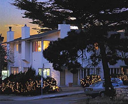 una casa con un coche aparcado delante de ella en Carmel Wayfarer Inn, en Carmel