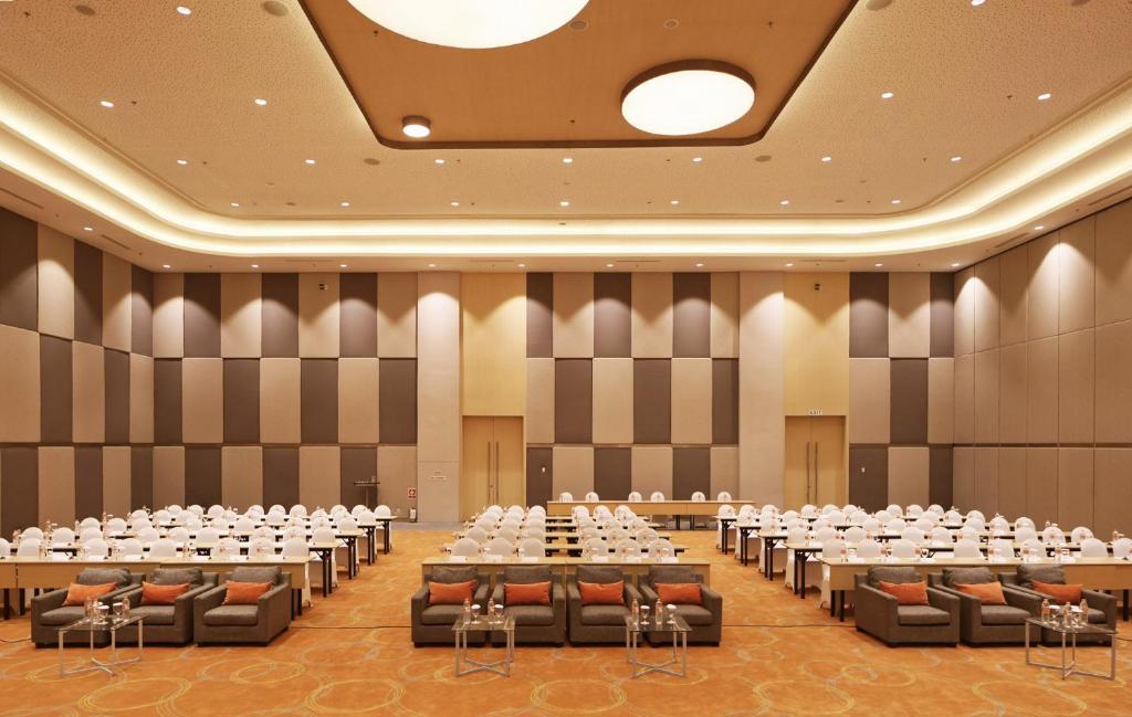 Posezení v ubytování HARRIS Hotel & Conventions Bekasi
