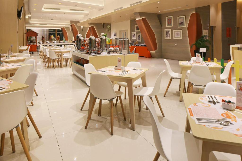 Restaurace v ubytování HARRIS Hotel & Conventions Bekasi