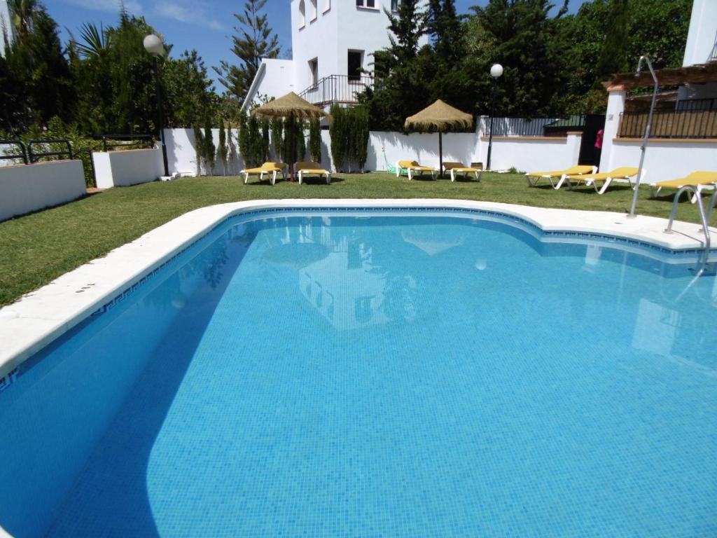 Bazén v ubytovaní Apartamentos Luna de Nerja alebo v jeho blízkosti