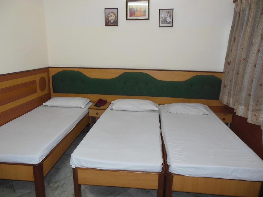 Postel nebo postele na pokoji v ubytování Hotel Taj Plaza, VIP Road, Agra