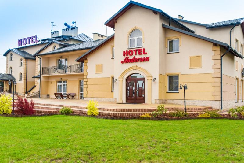 a hotel with a sign that reads motel albuquerque at Hotel Andersen in Rzeszów