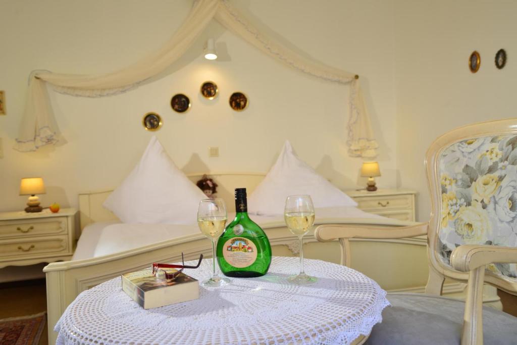 Postel nebo postele na pokoji v ubytování Romantica Hotel Blauer Hecht