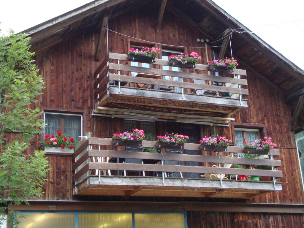 ein Holzhaus mit Blumenkästen auf dem Balkon in der Unterkunft bundb-wyssen-matten in Matten