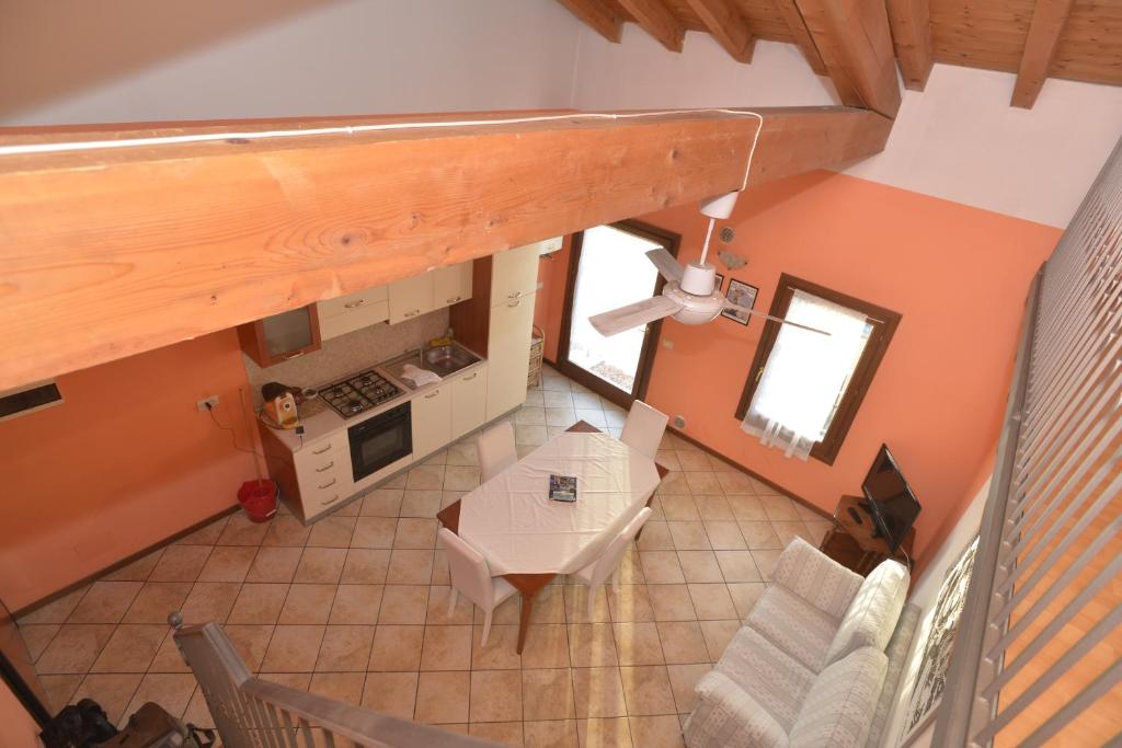 een keuken en een woonkamer bij Alloggi Alba in Vicenza