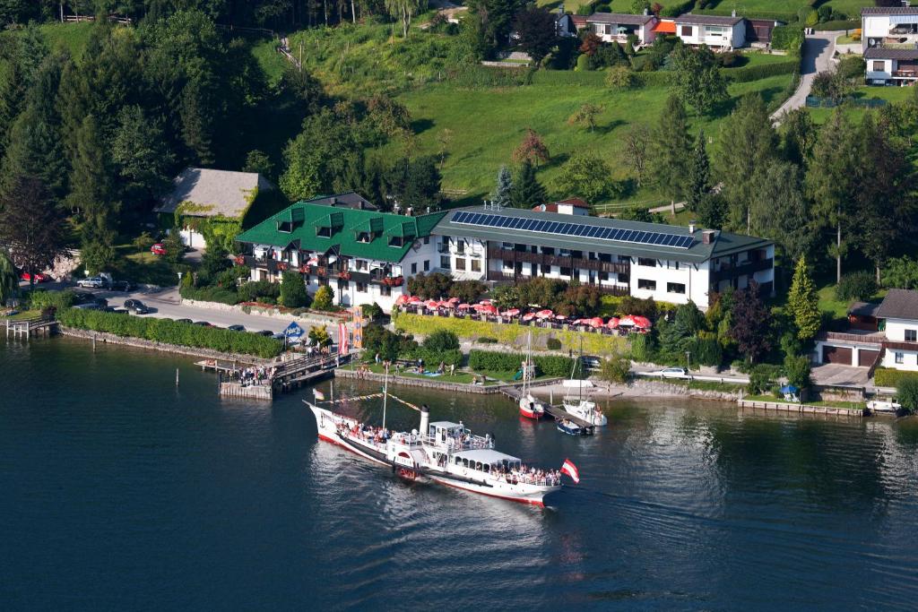 een groep boten aangemeerd op een dok in het water bij Seegasthof Hois'n Wirt - Hotel mit Wellnessbereich in Gmunden