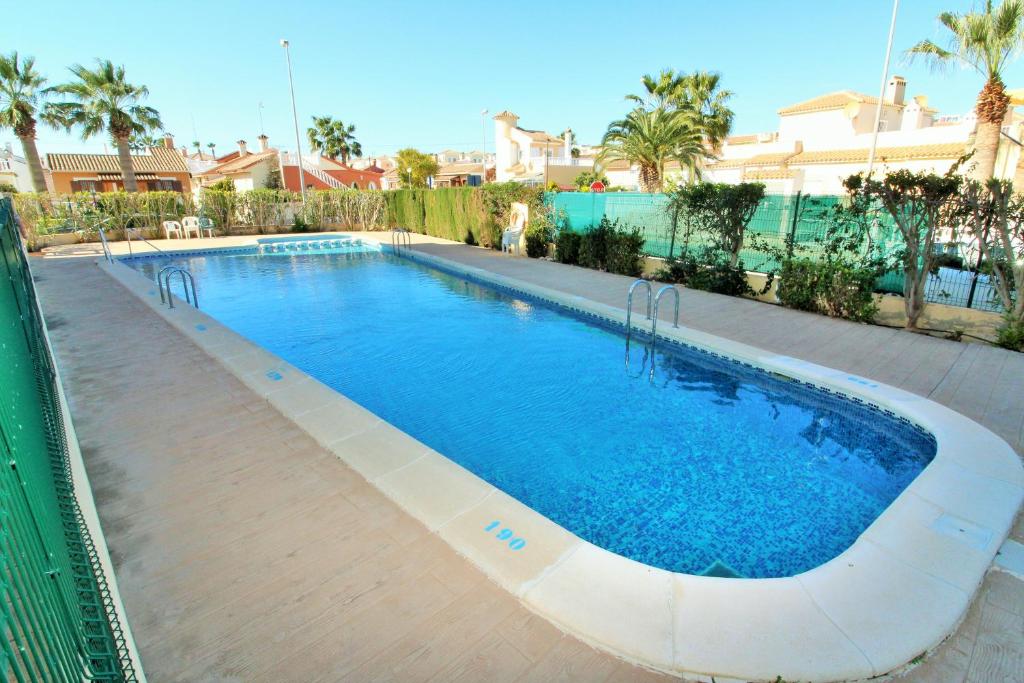 une grande piscine d'eau bleue dans l'établissement La Mirada, à Playa Flamenca