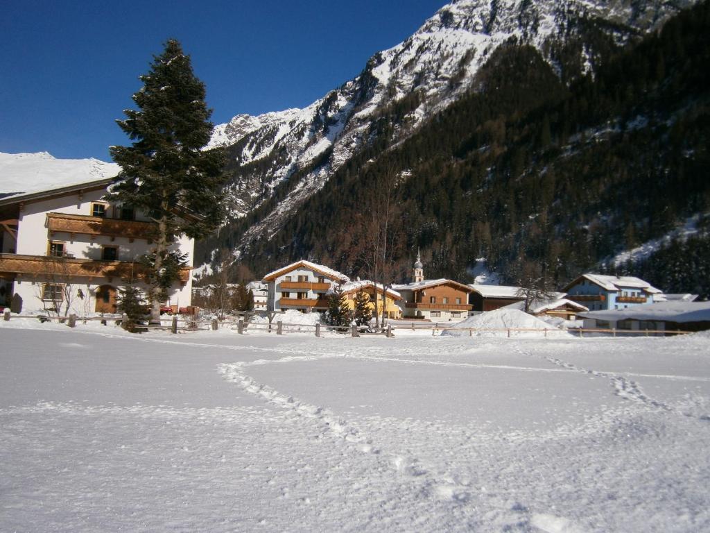 einen Weg im Schnee vor einem Berg in der Unterkunft Karlspitze -Natur Pur Appartementhaus in Kaunertal