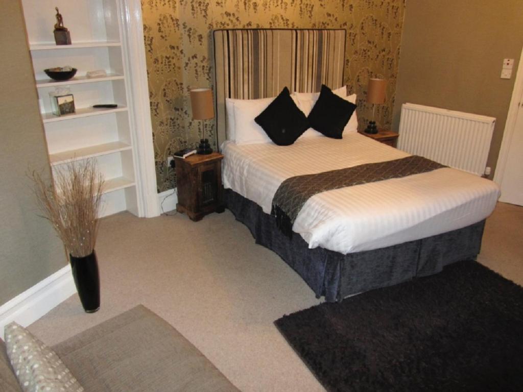Monties Guest House - Adults ONLY photo