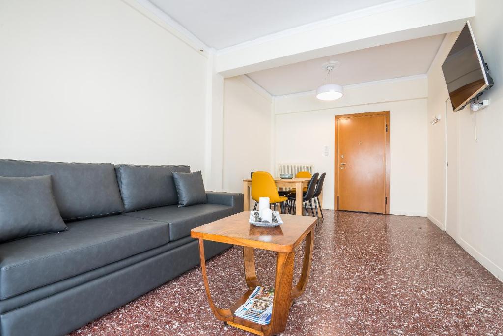 Televízia a/alebo spoločenská miestnosť v ubytovaní Acropolis View Paradise Apartments