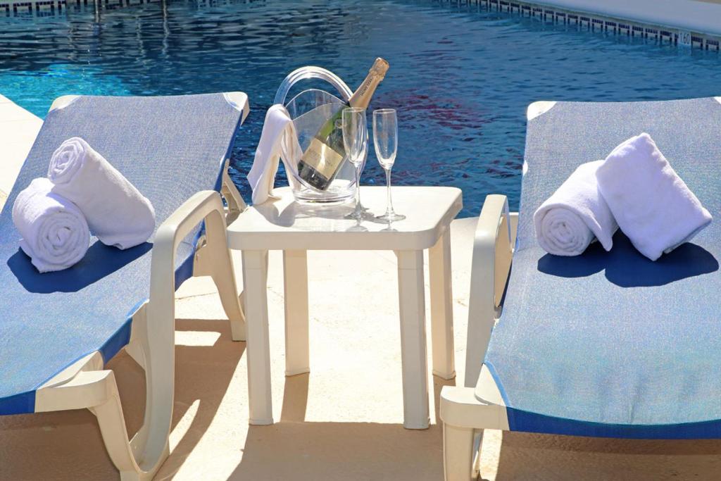 Bazén v ubytování Hotel El Faro Marbella nebo v jeho okolí