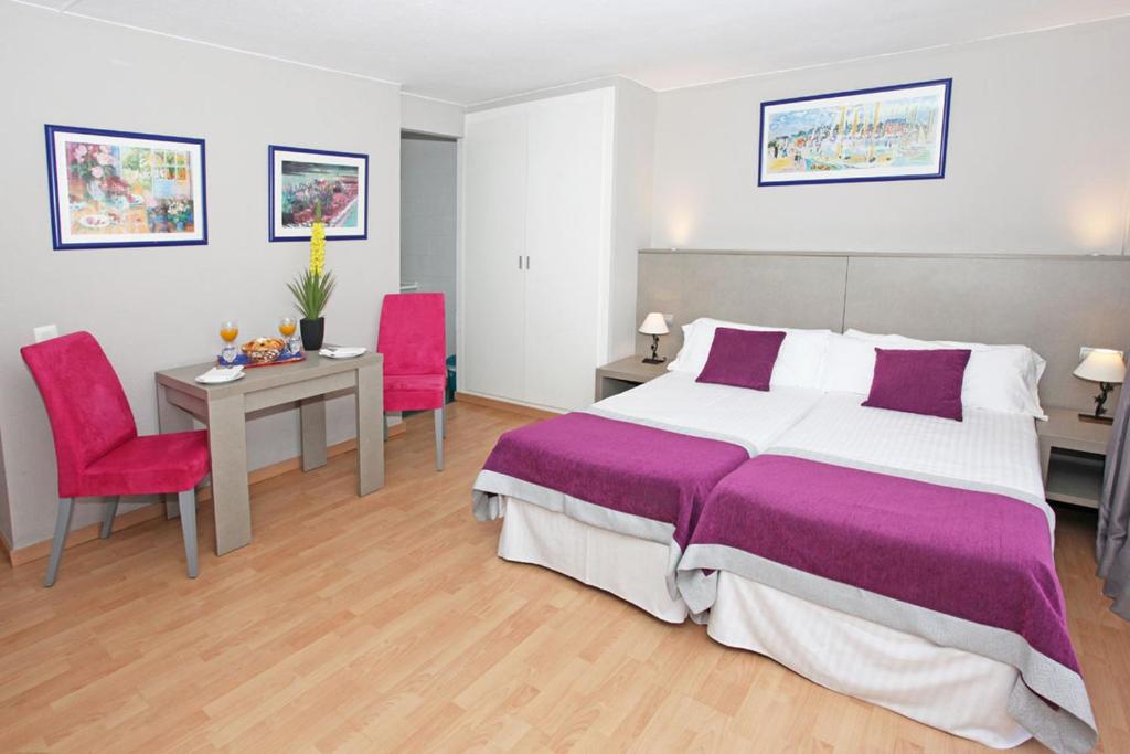 Postel nebo postele na pokoji v ubytování Hotel El Faro Marbella