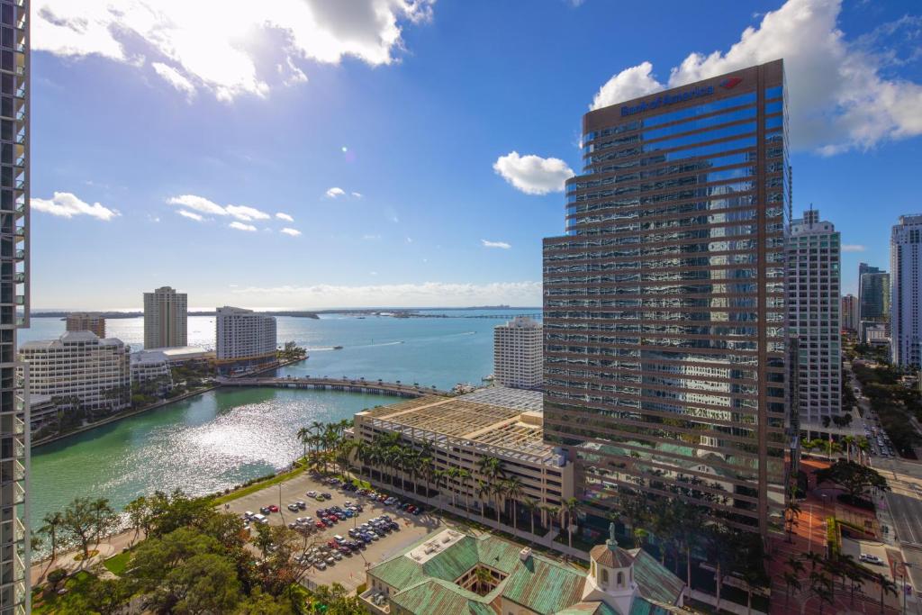vista su una città con un fiume e su edifici di Miami Icon Brickel Luxury Condo a Miami