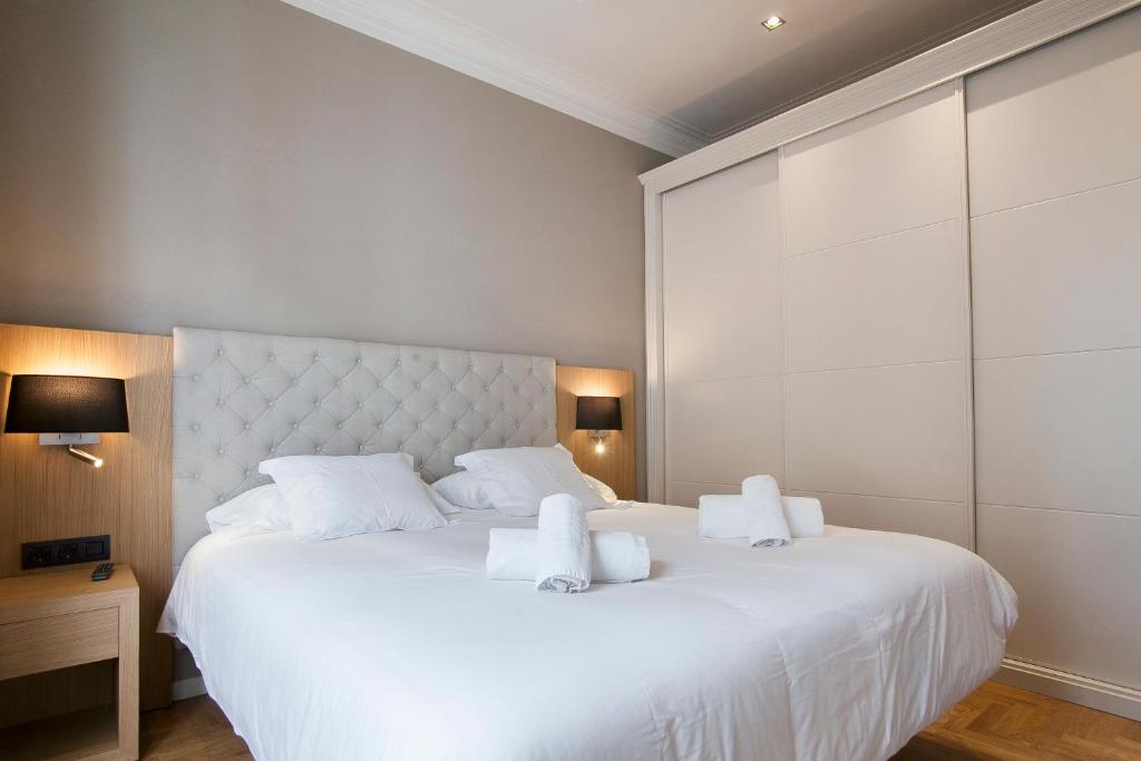 Posteľ alebo postele v izbe v ubytovaní Tendency Sagrada Familia Luxury