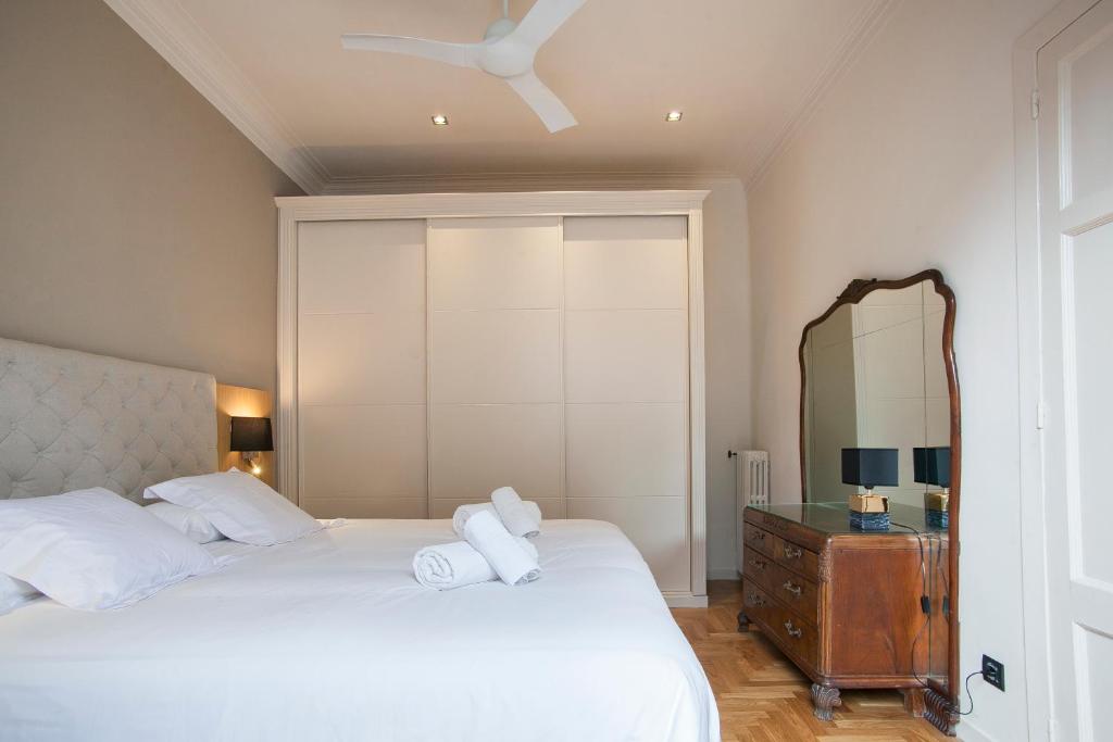 Posteľ alebo postele v izbe v ubytovaní Tendency Sagrada Familia Luxury