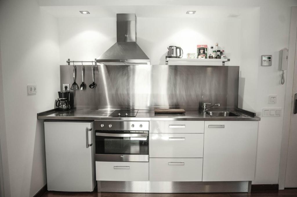 Kuchyň nebo kuchyňský kout v ubytování Barcelona Beach Apartments