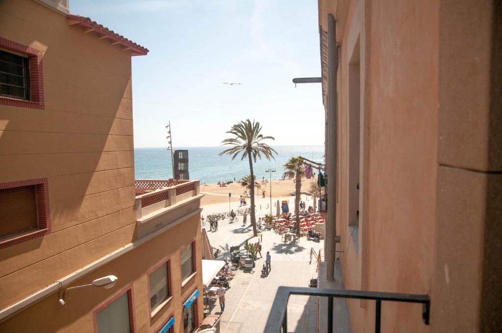 バルセロナにあるBarcelona Beach Apartmentsの建物のバルコニーからビーチの景色を望めます。