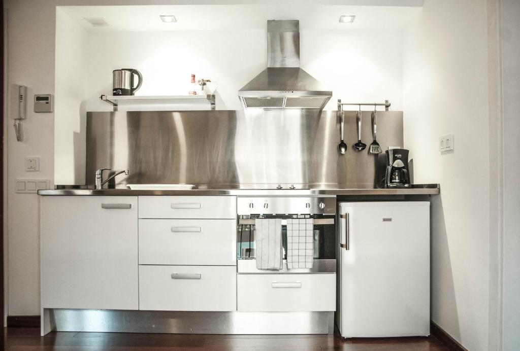 Kuchyň nebo kuchyňský kout v ubytování Barcelona Beach Apartments