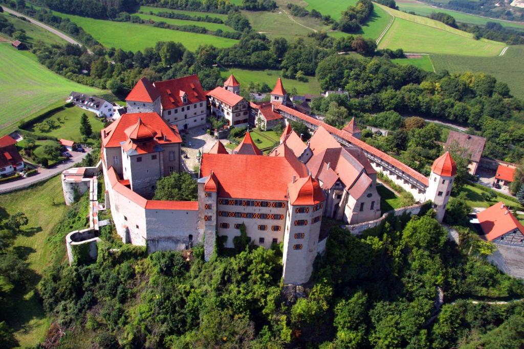 Uma vista aérea de Schlosshotel Harburg