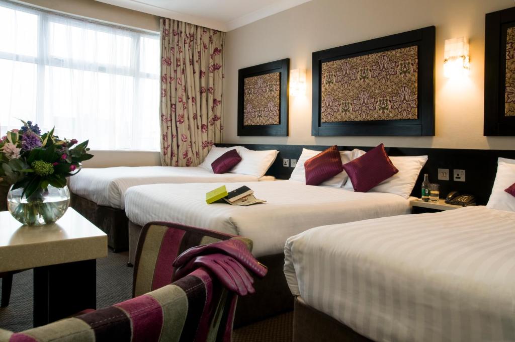 
Family Room (2 Adults + 3 Children)
