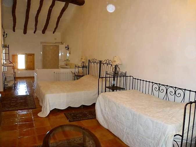 1 dormitorio con 2 camas en una habitación en The Pink House, en El Pinós (Pinoso)