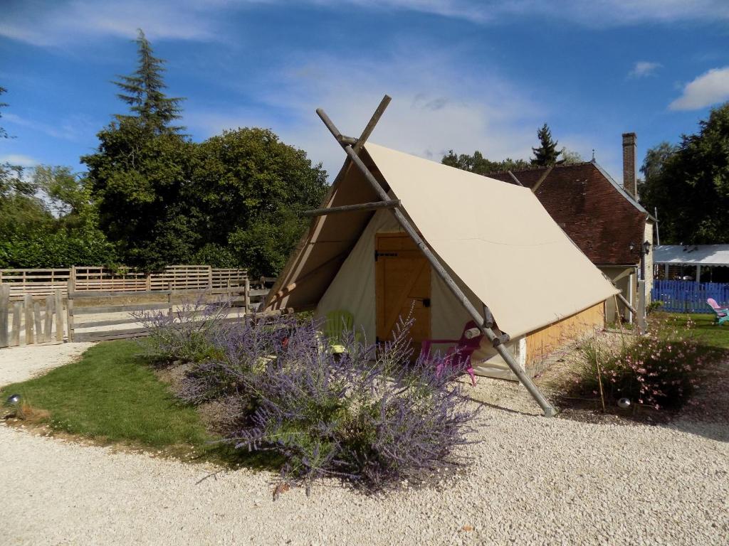 La CoudreにあるLa Tente du Chercheur d'Orの庭に風車のある小さなテント