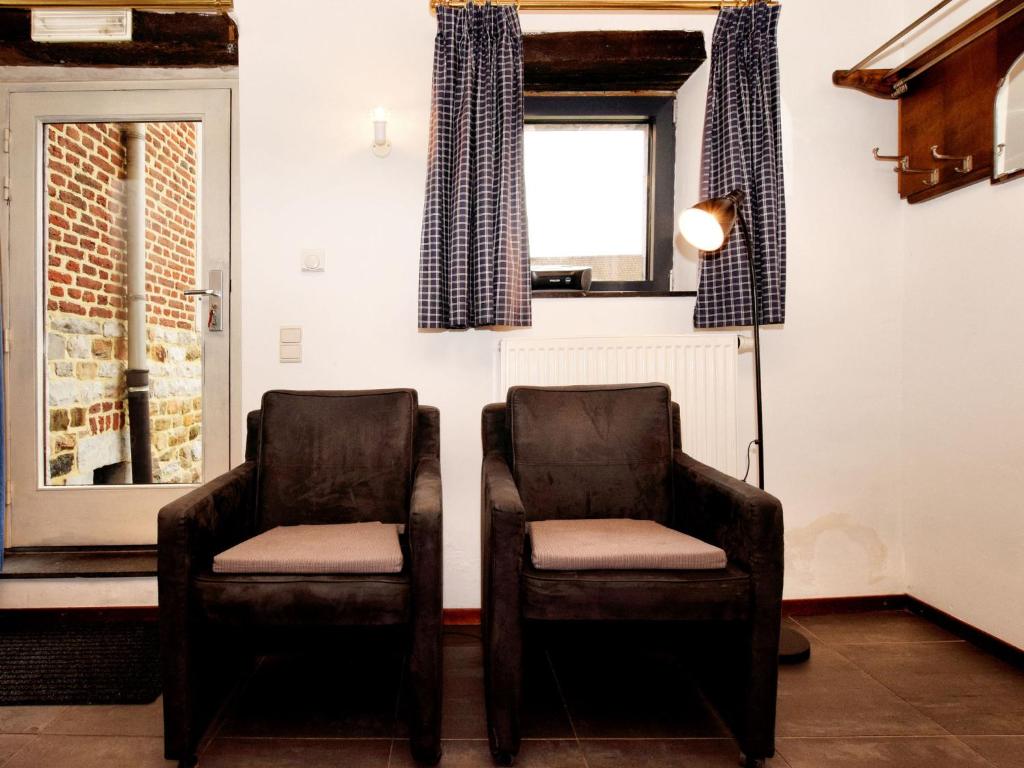 2 sillas marrones en una habitación con ventana en Lovely Holiday Home in Richelle with Barbecue en Richelle