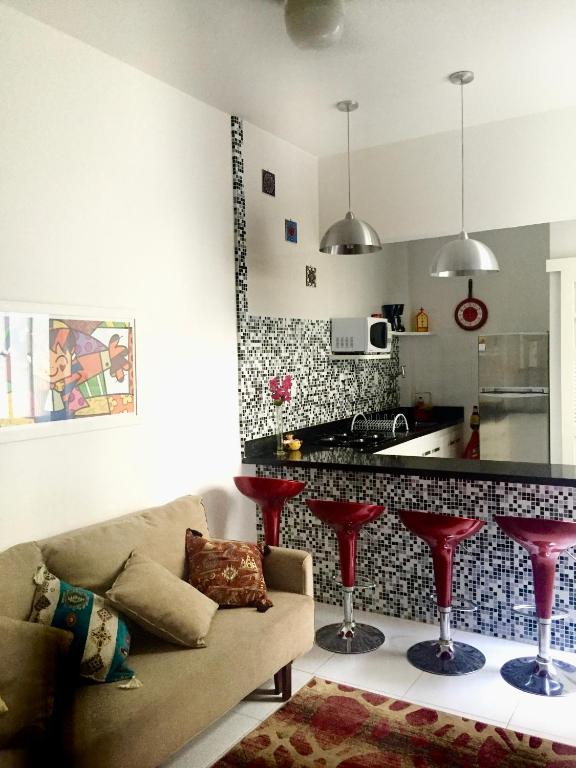 a living room with a couch and a kitchen at Melhor de Ipanema in Rio de Janeiro