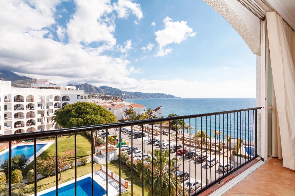 Elle comprend un balcon offrant une vue sur l'océan. dans l'établissement Carabeo 52 Apartments Casasol, à Nerja