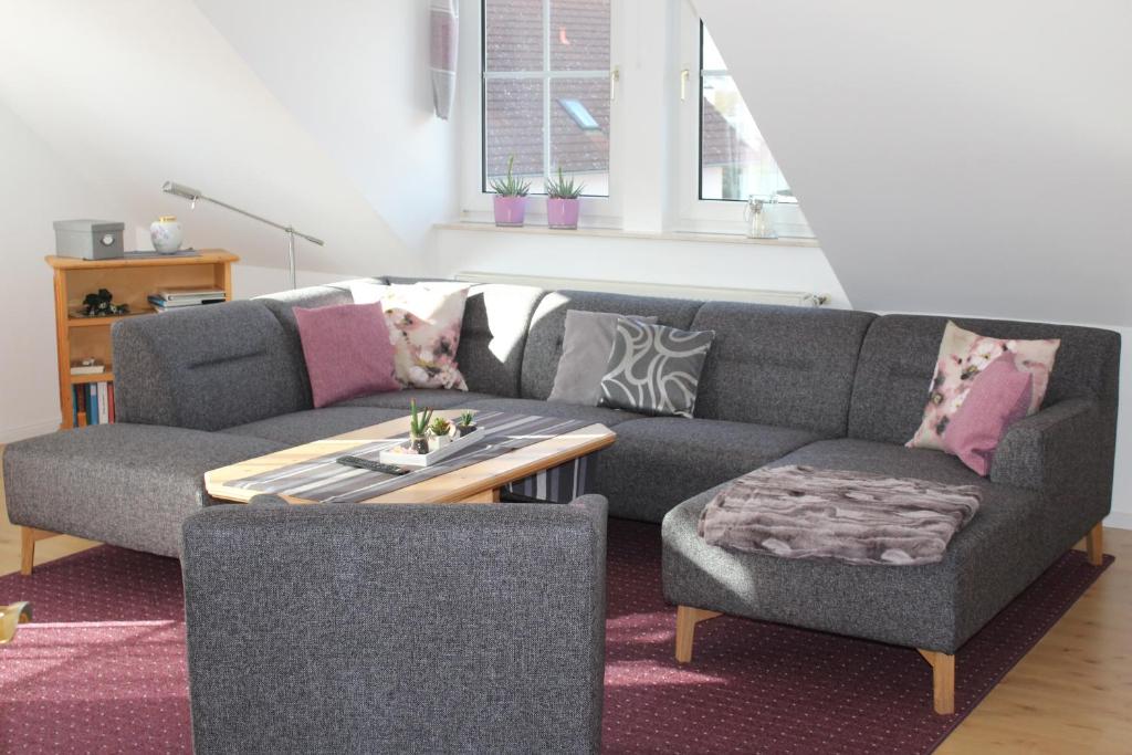 ein Wohnzimmer mit einem Sofa und einem Couchtisch in der Unterkunft Ferienwohnung Kredig in Poppenhausen