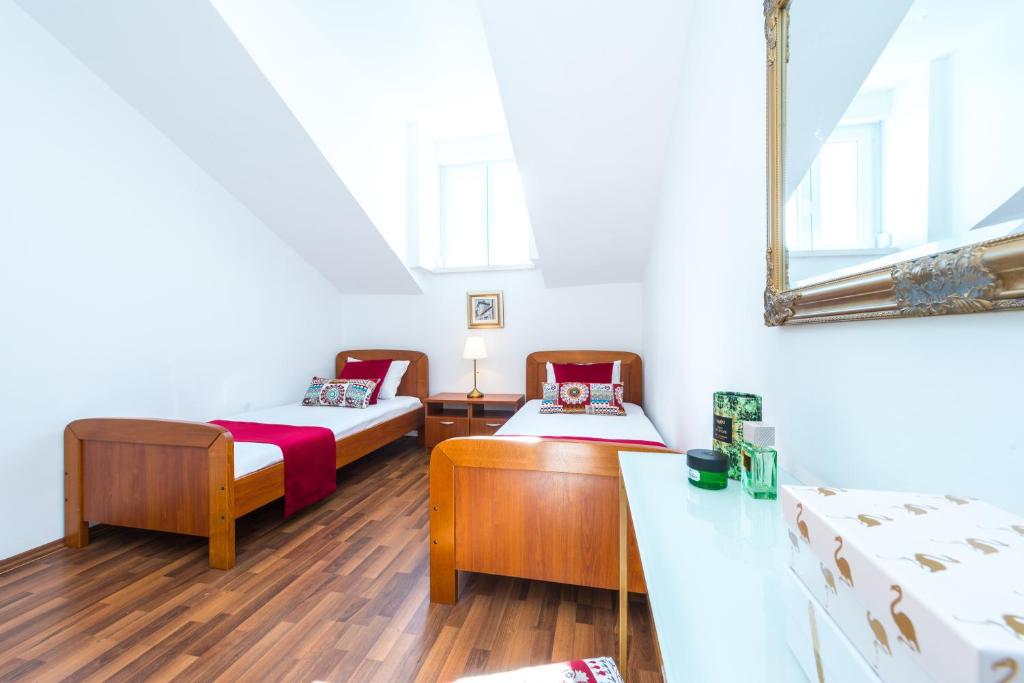 Posteľ alebo postele v izbe v ubytovaní Two Palm Trees Apartment