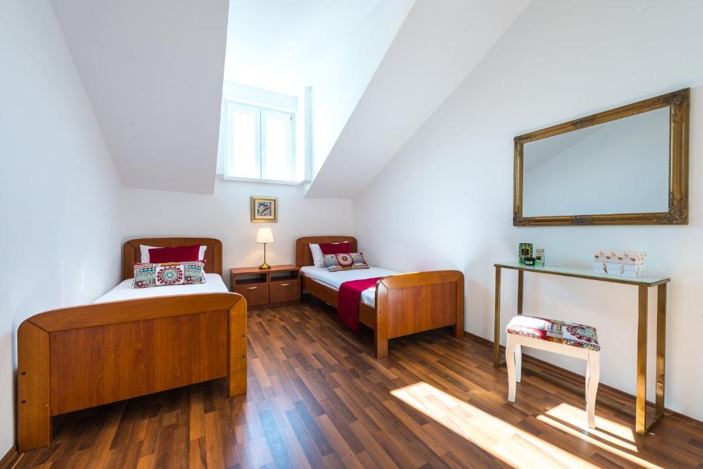 Posteľ alebo postele v izbe v ubytovaní Two Palm Trees Apartment