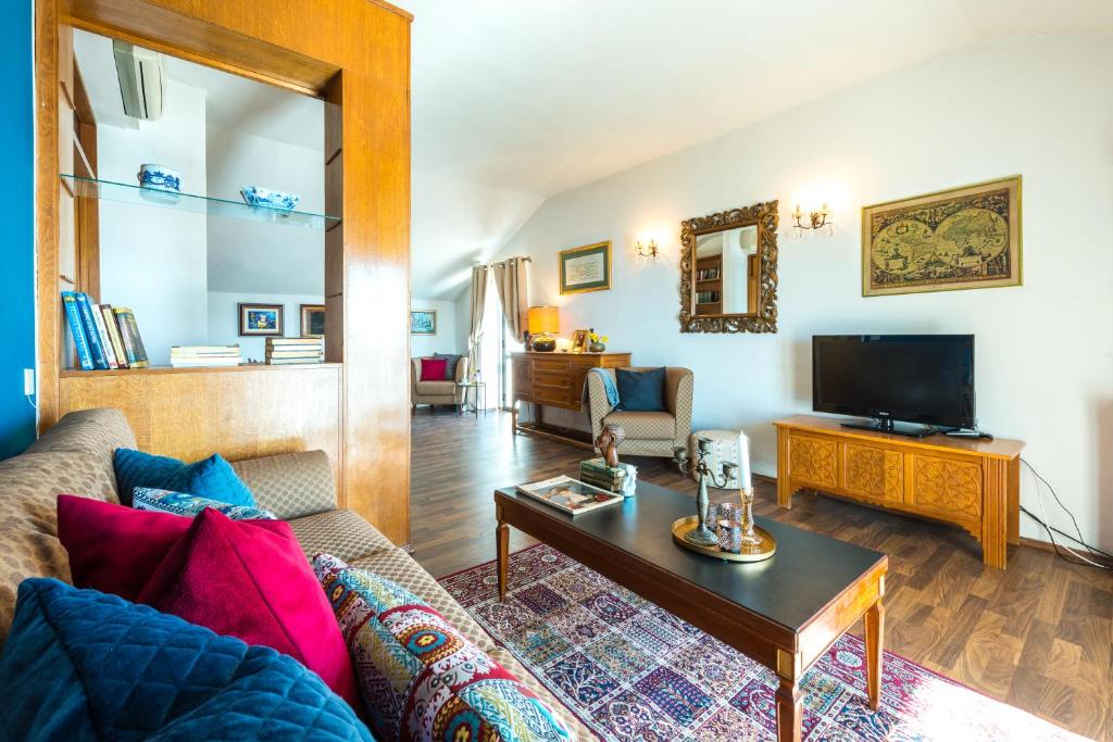 Televízia a/alebo spoločenská miestnosť v ubytovaní Two Palm Trees Apartment