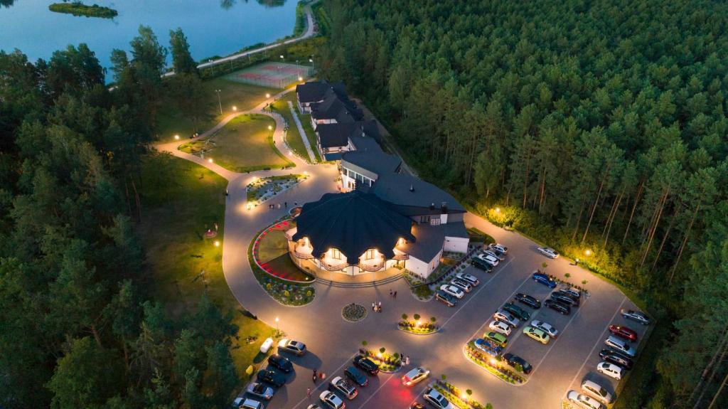 ジャヌフ・ルベルスキにあるRezydencja Sosnowa Luxury Hotelの夜間の駐車場の空中ビュー