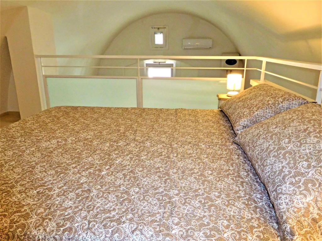ポリニャーノ・ア・マーレにあるNido dello Yorkの大型ベッド1台(ベッドフレーム付)が備わるベッドルームです。