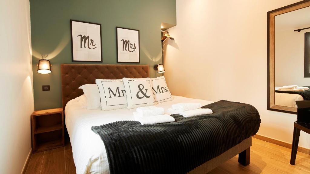 a bedroom with a bed with two pillows and a mirror at Résidence La Chaize in Noirmoutier-en-l'lle
