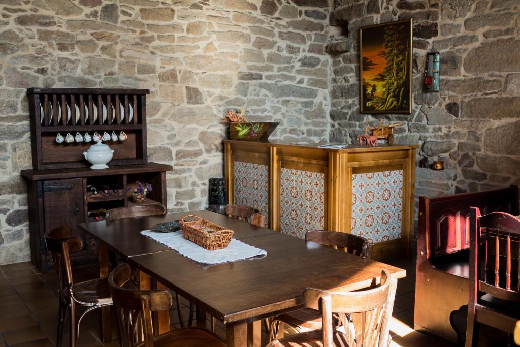 A restaurant or other place to eat at Casa Roan y Casa Grande