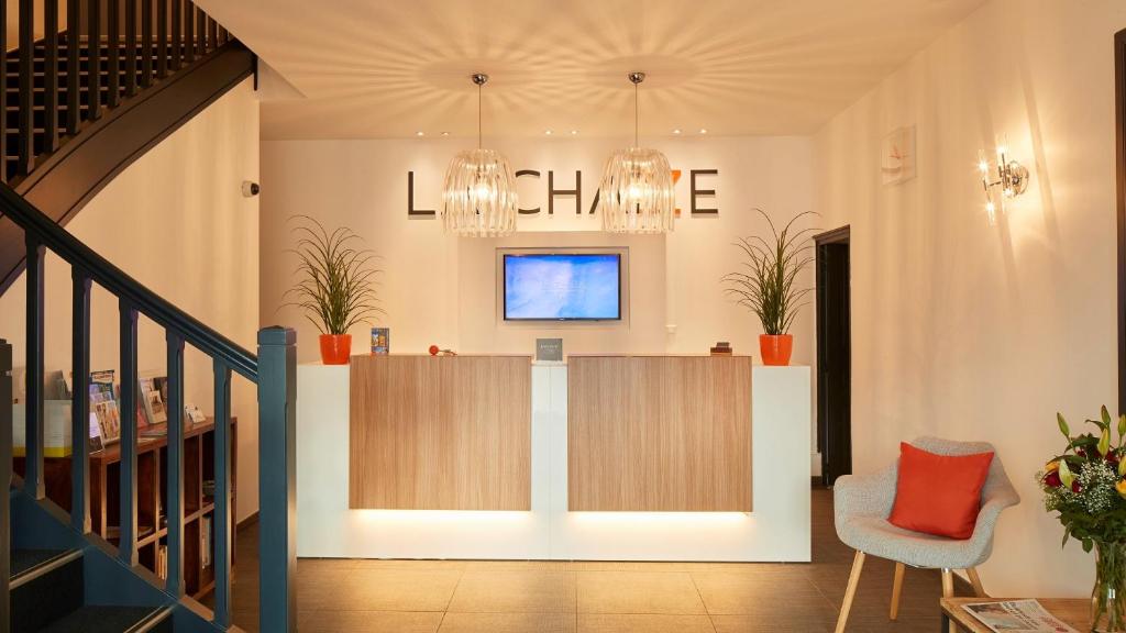 a lobby with a counter and a chair at Résidence La Chaize in Noirmoutier-en-l'lle
