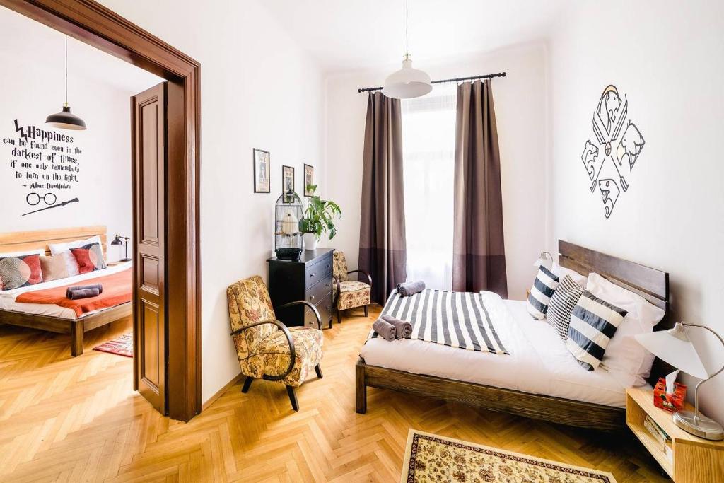 ein Wohnzimmer mit einem Sofa und einem Stuhl in der Unterkunft Harry Potter's apartment in Prague center in Prag