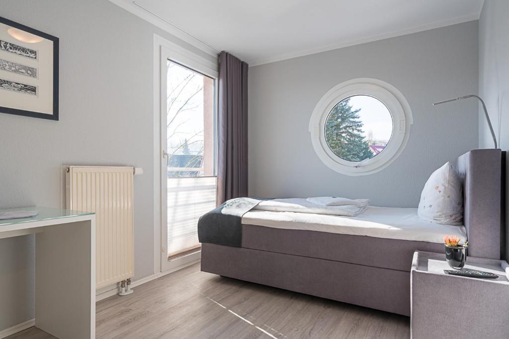 Postel nebo postele na pokoji v ubytování BioHotel Kassel Wilhelmshöher Tor