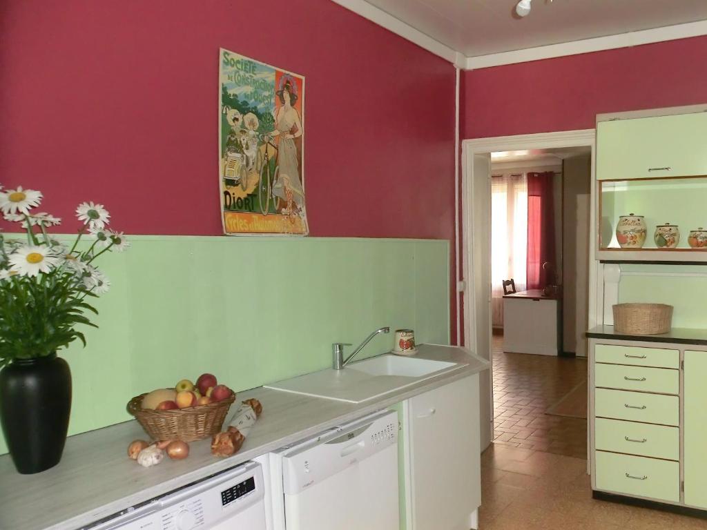 Kuchyň nebo kuchyňský kout v ubytování Le gîte du familistère
